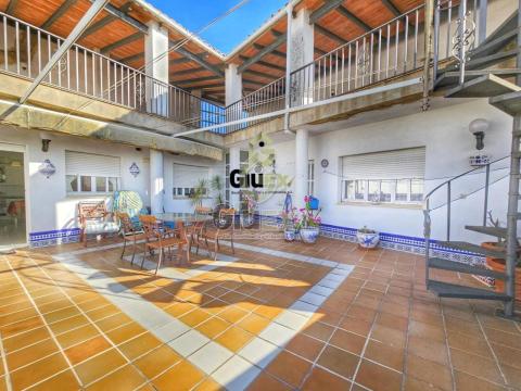 Espectacular casa con enorme garaje en centro